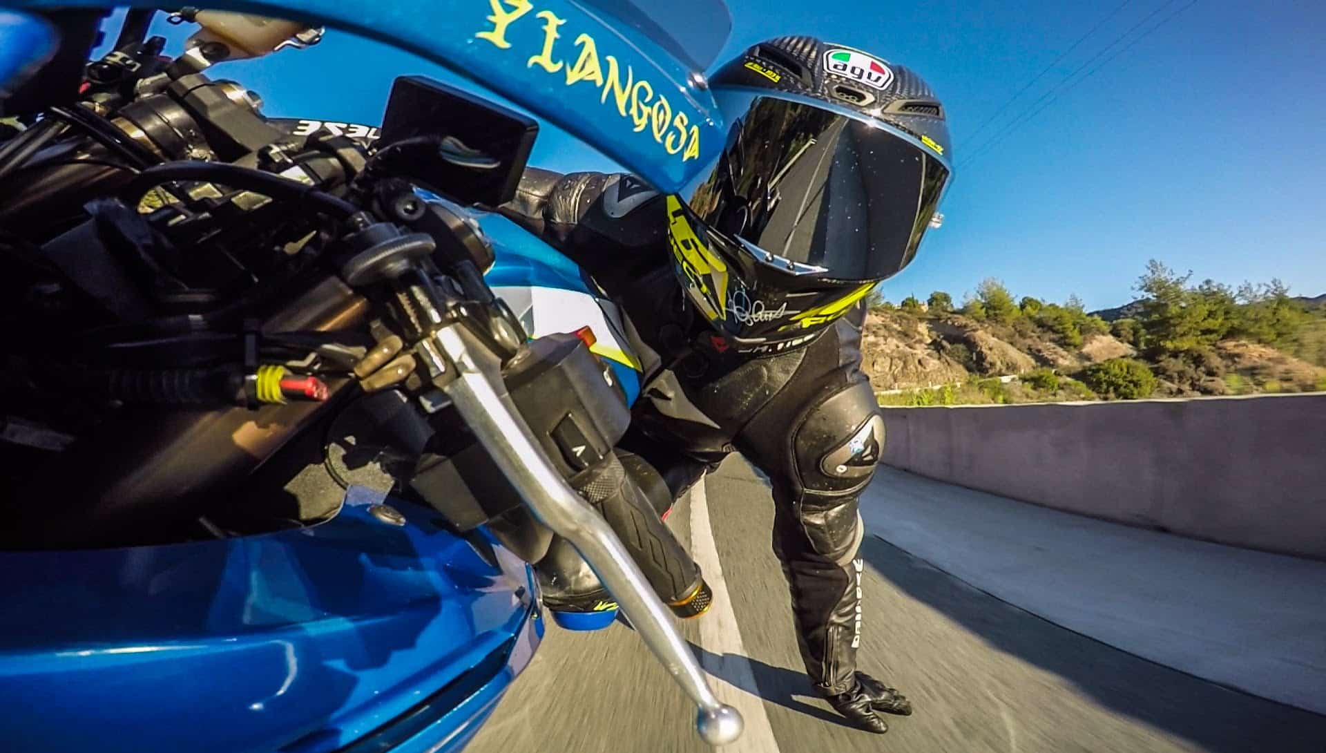 Fixer une GoPro sur son casque moto, le B A BA